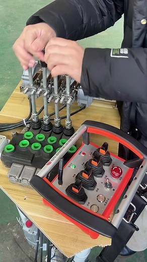 Crane remote control, folding arm crane remote control, drilling rig remote control, truck crane remote control and hydraulic machinery can all be used.with good micro-action, no delay, does not affect the manual operation of the original car, Construction machinery and equipment controlled by hydraulic operating lever can be installed #palfinger #hiab #effer #pm #zoomlion #sany #grua #vdsconstruct #hiabpolska #mercedes #arocs #truck #vds #zabudowa #crane #hiab #palfinger #body #hookloader #asa