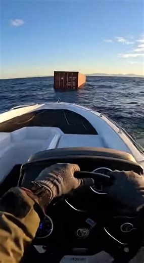 #เจอของลอยทะเล #ตู้คอนเทนเนอร์พัง #เรื่องลึกลับกลางทะเล #ผจญภัยกลางทะเล #เรือเร็ว #เหตุการณ์เหนือความคาดหมาย #คลิปไวรัล #fypthailand #คลิปมาแรง #wolink