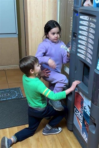 Kids Make the Snack Machine a Happy Place 😍
