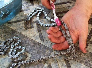 How to Clean a Bike Chain With Household Products: DIY Cleaner, Degreaser and Lube