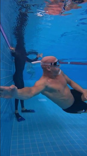 FREEDIVERS train in swimming pool 🏊‍♀️ ‪@MarkLauren2‬