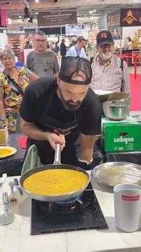 Who knew that a Spanish tortilla making competition could be so intense?!🤷🏽‍♂️🤯 With @lui_blanco_