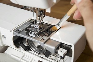 How to Clean a Sewing Machine Like a Pro (9 Helpful Tips)