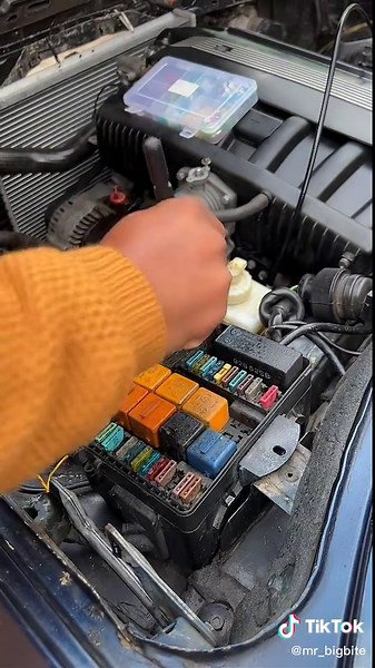 How to Clean Your Car's Fuse Box Safely and Effectively