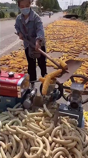 Making process of puffed corn snacks