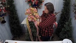 Step by step how to make tree topper bow. Lets make this togehter and make your tree look amazing? What kinds of themes are you going for in your Christmas Tree Decorating? | Kelea's