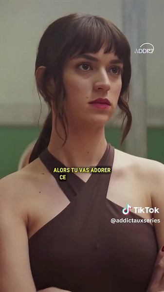 La nouvelle dark romance de Prime Video nous invite à suivre une jeune femme prise au piège d’un triangle amoureux entre les frères Di Bianco. C’est un mélange entre À Contre-Sens et L’été où je suis devenue jolie à dévorer sans modération. D’ailleurs l’histoire a été imaginée par Mercedes Ron qui est à l’origine de la romance entre Nick Leister et Noah. La date de sortie de Dis-Le-Moi Tout Bas a été fixée au 12 décembre et le film sera publié à 1h du matin en exclusivité sur Prime Video. Les fa