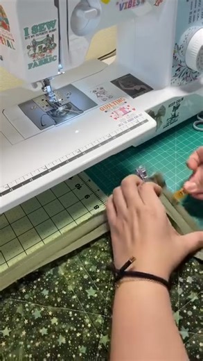 26K views · 203 reactions | Learn the ultimate quilting hack from Natalee | QuiltyCosturitas! She shares a simple trick using a 45-degree piece of cardboard to achieve perfectly mitered quilt corners every single time. Say goodbye to frustration and hello to professional-looking quilts! #Quilting #Sew #Sewing #QuiltBinding #Quilter #SewingHacks #DIY #Crafts #Handmade #Crafty #QuiltingTips | Quilt Patterns PDF | Facebook