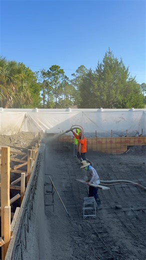 💡Teaching Tuesday: What’s a Gunite Pool? If you’ve been dreaming of a luxury pool that’s fully customizable — this one’s for you 👇Gunite pools are made from a mix of cement, sand, and water that’s sprayed over a steel rebar framework. Once it cures, it becomes super solid and long-lasting. Think of it as the concrete king of pools.✨ Why people love them:▪️ Fully customizable shape & size▪️ Super durable (built to last decades)▪️ Works well with fancy finishes like tile, pebble, or plaster▪️ Gr