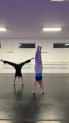 Bussasplit Dance Moves: Handstand and Split