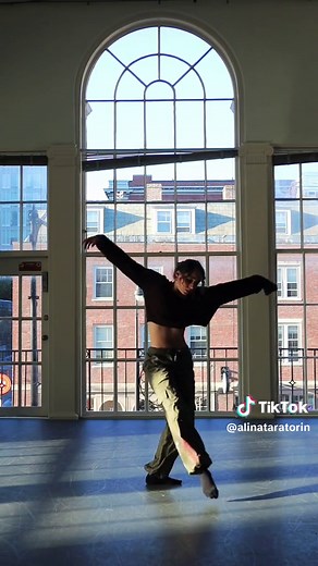 Modern Dance Choreography: Expressive Movement and Contemporary Class