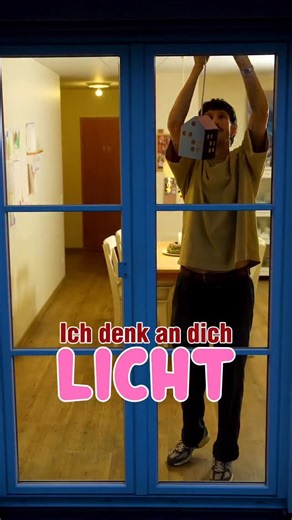 Selli & Frank • DIYs & Interior on Instagram: "Anzeige | Heute gibts nicht nur was zu gewinnen 🤭… Wir haben auch ein richtig süßes DIY 🪚 für euch, mit welchem ihr euren Liebsten auf jeden Fall eine Freude machen könnt. Dafür habe ich eine kleine Hängelampe 💡 gebastelt, welche nicht bei uns Zuhause, sondern bei der Oma hängt und dank der SmartThings App 📲 von @samsunggermany können unsere Kids jetzt von Zuhause aus die Lampe bei der Omi immer dann einschalten, wenn sie an sie 👵🏻 denken 🥰.