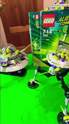 Lego Aliens attack, sets 7051 & 7052 from Alien Conquest. ADU waiting for back up!