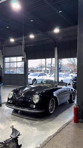 A true classic rolled into SA Performance today — the legendary 356-style Speedster 🖤✨ Timeless curves, vintage soul, and now upgraded with the modern touch it deserves. When icons need precision, they come to SA Performance. 🔧🔥 | Superior Automotive