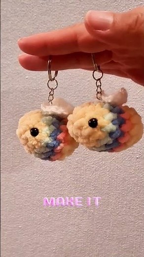 FREE Crochet Bee Pattern – Make This Cute Amigurumi Keychain in 20 Minutes! #crochetkeychain