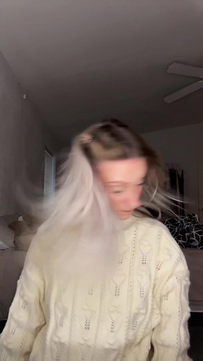 How to Put a Side Comb in Your Hair: 2 Different Methods