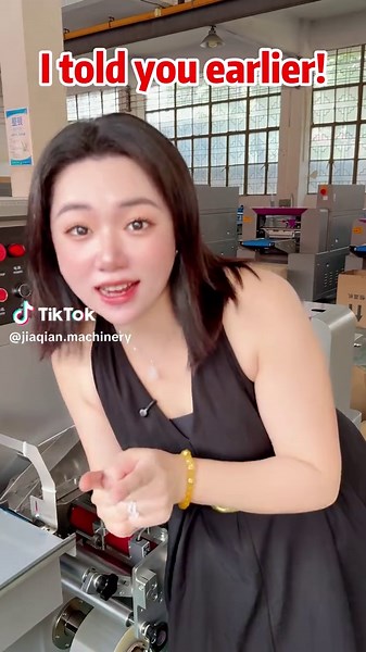 Use horizontal packaging machine instead of manual packaging, better packaging effect and save time! #horizontalpackagingmachine #flowpackingmachine #packagingmachine #packingmachine #pillowpackingmachine