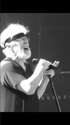 Bob Seger performing ROLL ME AWAY in Louisville, Kentucky back in December of 2018 #bobseger