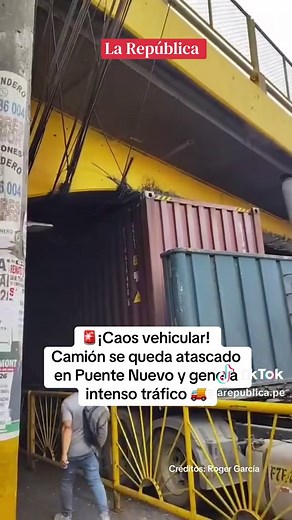 🚨Un nuevo incidente se registró esta mañana 16 de setiembre. Un vehículo de carga pesada quedó atascado en Puente Nuevo causando molestia entre los conductores. El hecho fue difundido en redes sociales a la espera que lleguen las autoridades correspondientes y retiren el vehículo. #puentenuevo #elagustino #noticiasperu #trafico #noticiasen1minuto