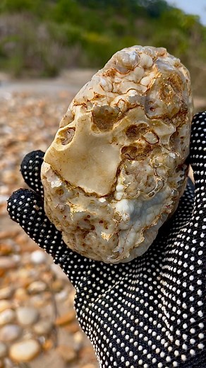 5.8K views · 45 reactions | Digging up $999 worth of rocks, on a cliff from a former gold mine. #digging #rocks #goldmine #gemstone #digginggemstone #menggalibatu #huntinggear #freedom #photography | Jonnaidi Jhon Diamond | Facebook