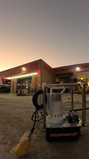 Today we put the new Durapac PEMB413-115V hydraulic pump to the test on a real foundation repair job. This compact 0.84 kW, 23-amp unit delivered impressive performance—quiet operation, a sturdy frame, a responsive valve, and a very useful front oil-level indicator that helps protect the seals and extend the pump’s lifespan. The Durapac feels very similar to the Power Team pumps we’re used to, but with a few thoughtful improvements that make the job easier and more efficient. If you’re in the ma