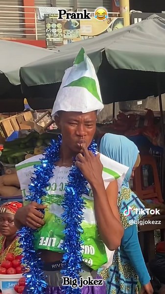 Body scratching prank #prankvideocomedy #prankoftheday🤣🤣