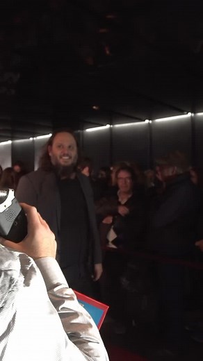 Nous sommes en 2016. Je débute ma carrière et je couvre le tapis rouge de l’ADISQ. J’aperçois alors, au loin, le grand Karl Tremblay. Pour moi, Karl et les Cowboys, ce sont des légendes. À l’époque, j’étais plutôt irrévérencieux sur les tapis rouges… mais là, on sent tout de suite que je suis nerveux de jaser avec une figure aussi marquante de ma génération. Malgré tout, j’ose quand même lui proposer une longue entrevue, même si je sais très bien que les Cowboys en accordent rarement. Avec du re