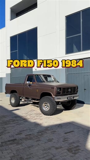 SIDONIA on Instagram: "🚨Esta es la Ford F150 de Fernando. Fernando compró esta Ford F150 de 1984 hace más de 6 años, ya restaurada, pero la transformó a su gusto con suspensión elevada, ruedas enormes y un vinilo marrón mate brutal. La ha usado para todo: desde el día a día hasta escapadas al campo con su moto de cross, disfrutándola al máximo. Ahora la vende porque quiere repetir la historia con una Ford Bronco. 📥 Si estás interesado en esta Ford F 150, comenta “Me interesa” y te mandaremos t