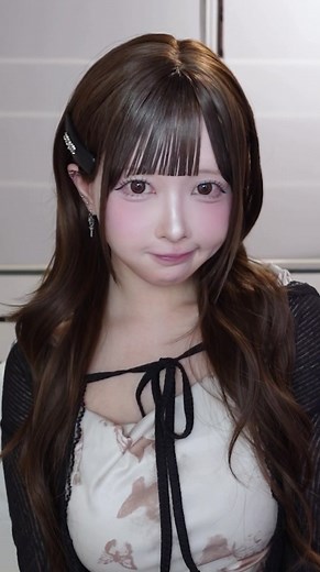 この動画実は完成とメイク工程別日に撮ってて、照明を変えたから完成の動画がちょっと暗くて画質悪くなっちゃった😭でもヒカキンさんが使ってる照明良すぎる😭🩷画質めっちゃ綺麗😭🩷
