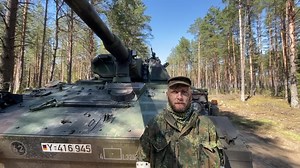 Always wanted to know how a howitzer #artillery piece works and what needs to be done before it can fire? In this video the crew of this 🇩🇪 Panzerhaubitze 2000 of the NATO enhanced Forward Presence Battlegroup Lithuania show and tell you everything about its work in 🇱🇹. #WeAreNATO #togetherstrong Bundeswehr Koninklijke Landmacht Ministerie van Defensie - NL 17 Painfbat GFPI Defensie - La Défense - Belgian Defence Armáda České republiky 13 Lichte Brigade Panzerlehrbataillon 93 Lëtzebuerger Ar