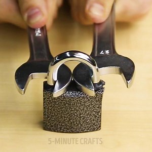 5.8M views · 1.2K reactions | How to open a lock when you've lost the key. bit.ly/2dhk7Hd | 5-Minute Crafts | Facebook