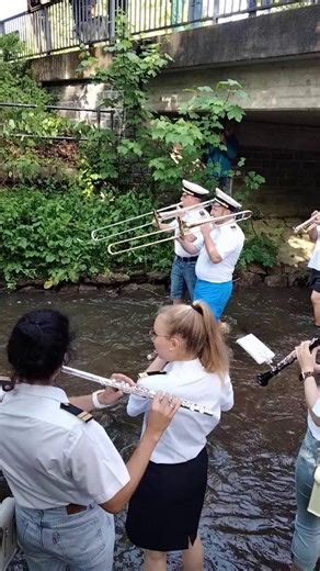 Die Seemannstaufe des Musikvereins Hillmicke: Für Autofahrer bot sich ein seltener Anblick: Musikerinnen und Musiker standen mit Gummistiefeln oder Badelatschen in der Bigge. Was ist hier genau passiert? 👉 Die ganze Geschichte findet ihr im Artikel zum Thema: wp.de/409147766 | Westfalenpost