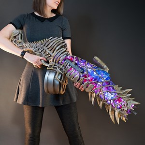 Square Enix asked me to create the Grim Marrow blaster from the upcoming Outriders Game. It turned out to be one of my most favorite projects ever! I used super simple materials like eva foam, hot glue, acrylic crystals and pvc pipes. It took me 4 weeks to bring this monster together and it includes almost 400 LEDs, a working trigger and even a sound system! 🦴💎🔫 Did you play the Outriders demo? Did you like it? | Kamui Cosplay
