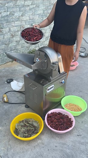 283K views · 1.9K reactions | Making chili powder.304 stainless steel heavy duty grinder.#backbone #grinder #flour #powder | Backbone Machinery-Factory | Facebook