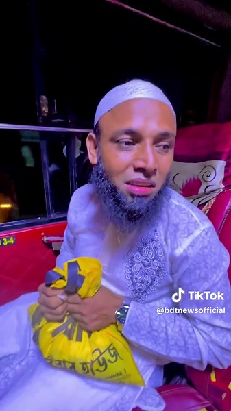 মুরুব্বী বাসের হেলপারকে বিরক্ত করে 😂😂