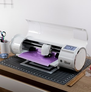 Ultra-precise, fast, and full of potential - the Siser Juliet is the cutting machine for every project, and every crafter. Make more than you ever dreamed possible with Juliet!! 🤍✂️ Want the Juliet cutter under your tree?🎄Tag your loved one/friend in the comments to let them know she's on your Christmas wish list!! 🎅😜 | Siser