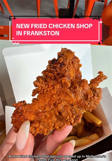 FULL HONEST REVIEW 👀👇🏽 @tendernestfc is a fried chicken and burger shop that has just opened in Frankston, right next to the Ampol Foodary on McMahons Road. They even have a drive-thru! 🍗 They launched with $5 burgers on opening day, which clearly worked because it was packed. We visited the day after and they still seemed to be setting up a little but there were plenty of people coming through and the location definitely works in their favour. ✔️ Hot Hatch (original spice) - a safe bet, ver