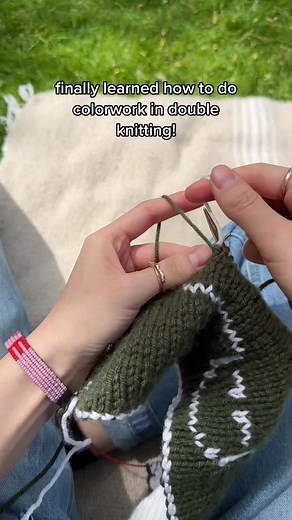 Tapestry Knitting Tutorial for Colorwork in Double Knitting