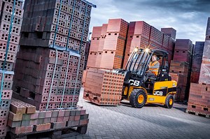 The Teletruk forklift provides unrivalled forward visibility, forward reach and large lift capacity on a compact machine. The Teletruk does everything a conventional forklift does, only more. | JCB