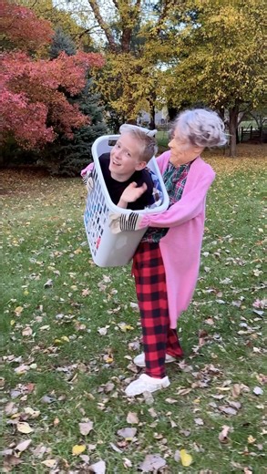The Best Last-Minute Halloween Costume 👵🏻 Brothers make funny diy optical illusion halloween costume for kids or adults. This is a really clever, funny, and cheap grandma themed trick-or-treating costume you can wear to impress your friends and family. Very creative diy project to make at home. | Paul & Kezzy