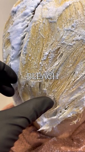 〝ash gray〟 🍋ハイトーンカラーの特徴🍋 ・外国人風カラーを楽しめる ・色落ちも楽しめる ・雰囲気が垢抜ける ・動きが出やすいetc... こんな人にオススメ🧐 ・イメージチェンジしたい人 ・雰囲気を明るくしたい人 ・髪が硬くて剛毛な人 ・柔らかい印象が好きな人 ・個性を大事にしたい人etc... #横浜美容師#横浜美容室#横浜ハイトーン #メンズ#ブリーチ#ハイトーン #ブロンド#シルバー#アッシュ #グレージュ#グレー #抜きっぱなし#金髪 #ミルクティーベージュ#ホワイト #メンズハイトーン#ホワイトカラー cut…¥5500 color…¥6600〜 breach…¥11000〜 （追加ブリーチ1回¥5500〜） 🍋場所🍋 【Go Today Share Salon 横浜店】 住所 : 神奈川県横浜市神奈川区鶴屋町1-1-2 犬山ビルヂング 7階 レディーススタイルはこちらから🫠 @haze.n o.kami