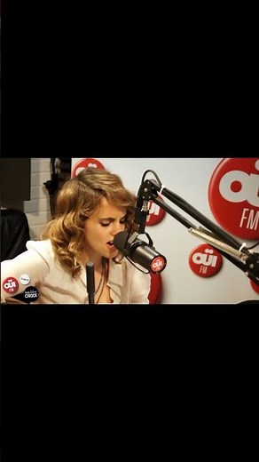 Anna Calvi - Fire (Bruce Springsteen Cover - Session Acoustique OÜI FM) [2013]