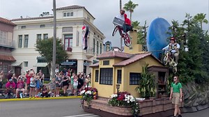 31K views · 284 reactions | Look, they’re flying! The ET float featured in Universal’s new Mega Movie Parade at Universal Studios Florida. | Inside Universal | Facebook
