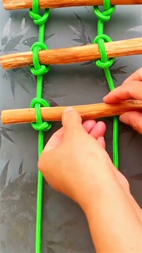 How to make a small wooden ladder using ropes that are tied manually