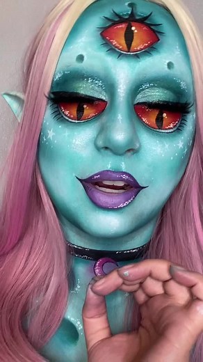 Transforming into an Alien Girl: Halloween Makeup Tutorial