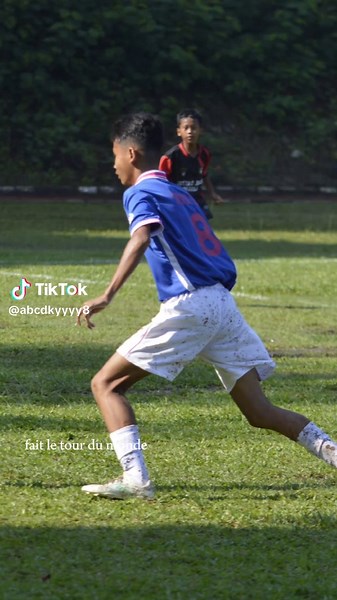 Mode: La tendance du dress over jeans