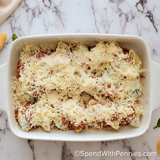This Classic Stuffed Shells Recipe couldn’t be easier to put together! https://www.spendwithpennies.com/classic-stuffed-shells-recipe/ | Spend With Pennies