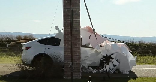 テスラのオートパイロットをLiDAR搭載レクサスと比較テスト…道が描かれた壁に激突したのはどちら？ | Business Insider Japan