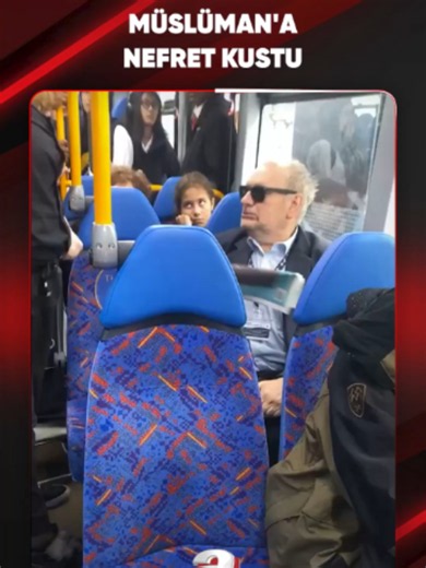TÜKÜRÜP HAKARETLER SAVURDU! ❗️İngiltere'nin başkenti Londra'da bir otobüsteki yaşlı şahıs, Müslüman yolcuya hakaretler savurarak, sözlü saldırıda bulundu. ➤ Şahıs, saldırdığı yolcuyu “terörist” diyerek hedef aldı.