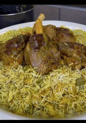 ⁨\tBaghali polo🔥🔥🔥 أكلة رااائعة بكل طعماتا جربوها👌🏻🔥 المقادير: موزات الغنم ٢ بصل كبييير ابيض بصلة حمرا كلو منقطعو جوانح ملعقة صغيرة كركم،قرفة،فلفل أسود ملح ربع كوب منقوع الزعفران او حسب الرغبة ٢ ملعقة كبيرة زيت . . كوب لكوب ونص فول اخضر مقشور ٢ كوب رز كوب شومر او شبنت مفروم منقوع الزعفران . غريفي البصل: قطعة زبدة ٣٠ غ ملعقة طحين منطحن مرقة اللحمة مع البصل ومنصفيها فوق الزبدة والطحين . #وصفات_نور_الحاج #كويت #nouralhajj⁩